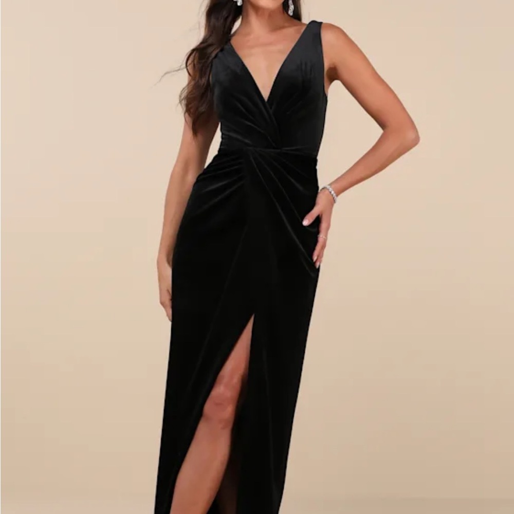 Lulu’s Beautiful Evenings Black Velvet Twist-Front Maxi Dress
